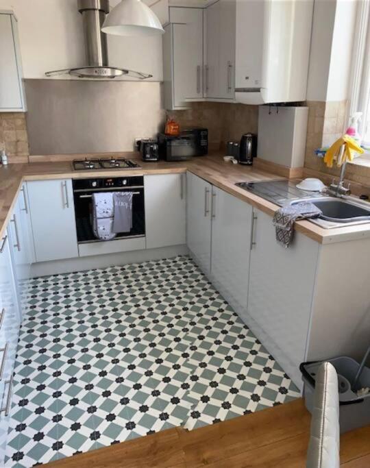 3 Double Bedroomed Flat, Acton. London, Uk Buitenkant foto
