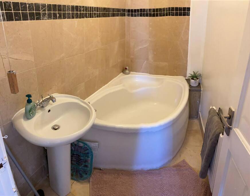 3 Double Bedroomed Flat, Acton. London, Uk Buitenkant foto